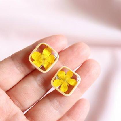 Buttercup Stud Earrings / Real Flower Jewelry /..