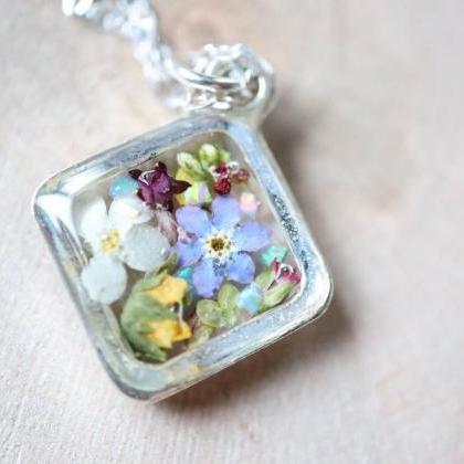 Assorted Wildflower Necklace / Dain..